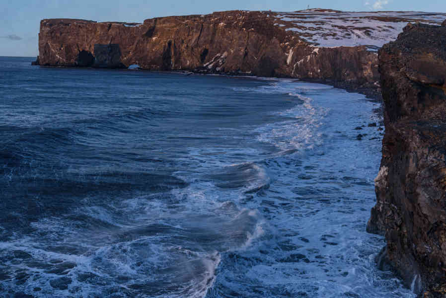 Islandia 129 - reserva natural de Dyrhólaey - acantilados de Dyrhólaey y playa de Kirkjufjara.jpg